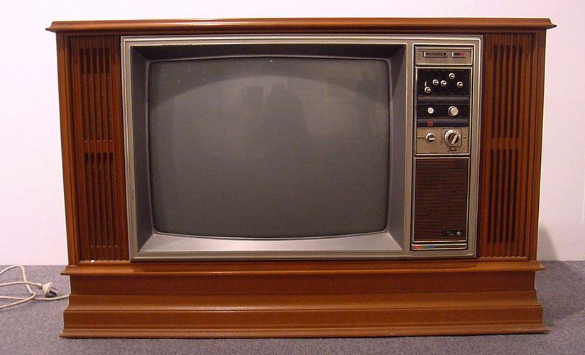 Alter Fernseher - Bildschirm im Holzkasten
