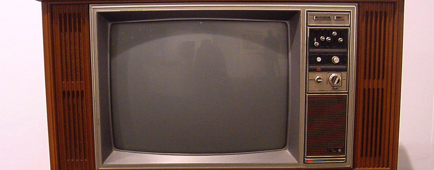 Alter Fernseher - Bildschirm im Holzkasten