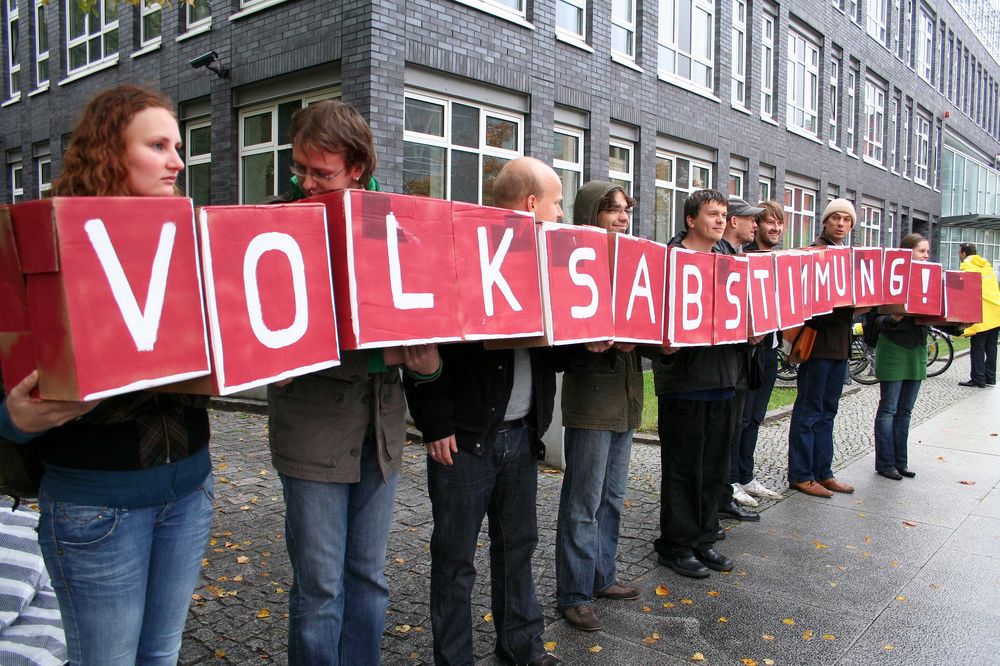 Volksentscheid ins Grundgesetz: Aktion zu den Koalitionsverhandlungen in Berlin